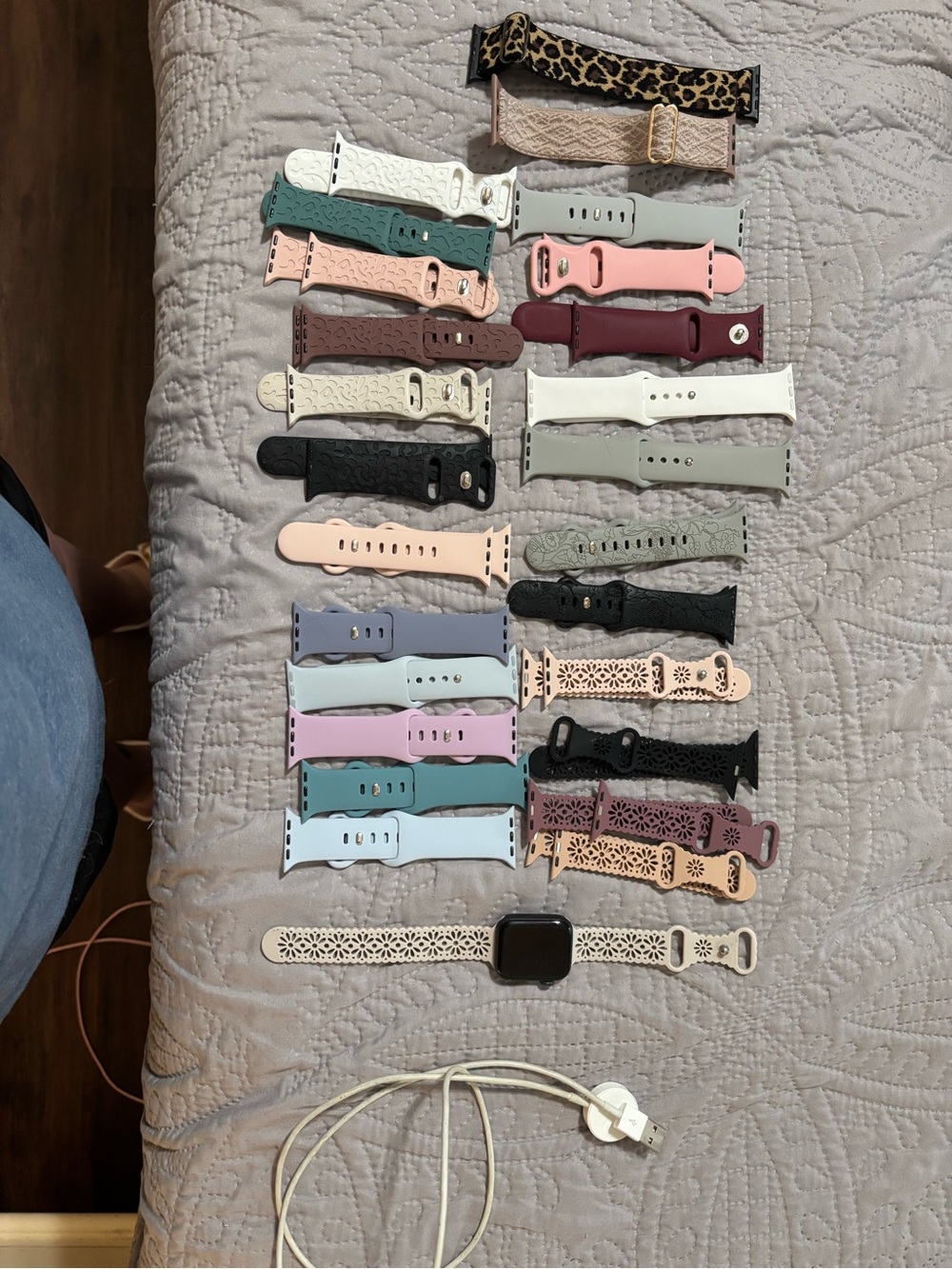Apple Watch Series 6 40mm + Charger + 26 Bands